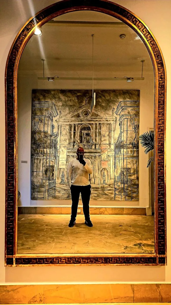 Pedro Cruz em ação durante a instalação técnica de uma obra de arte