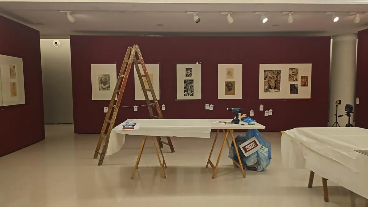 Embalagem reversível de obra durante desmontagem de exposição