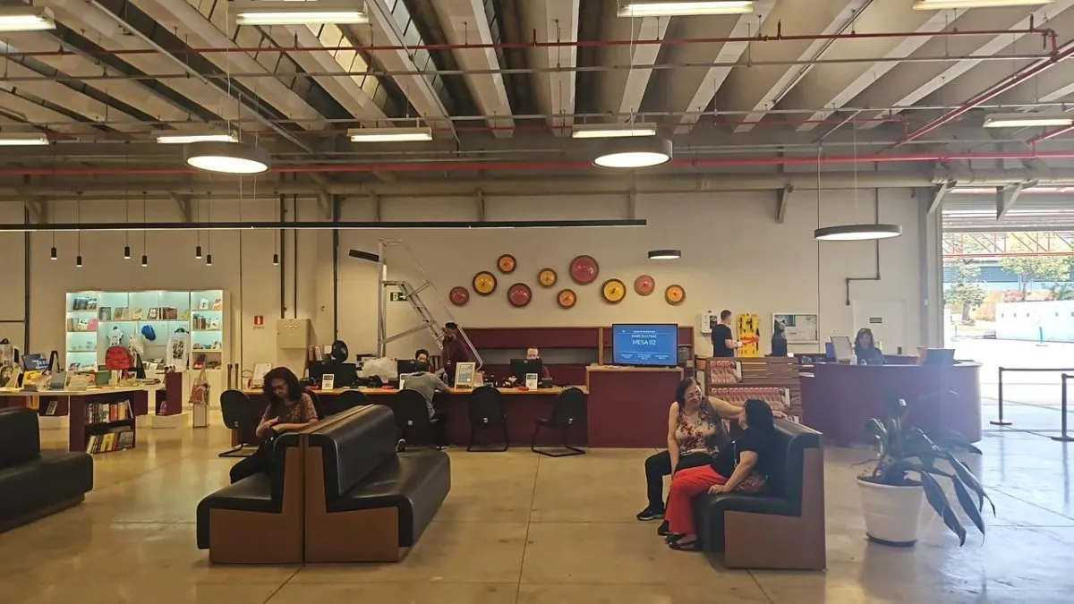 Equipe técnica em operação de montagem dentro do espaço expositivo