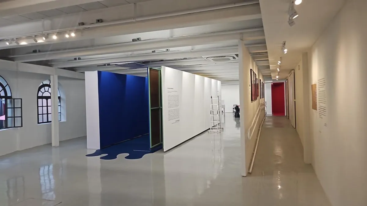 Painéis expositivos montados para feira internacional de arte