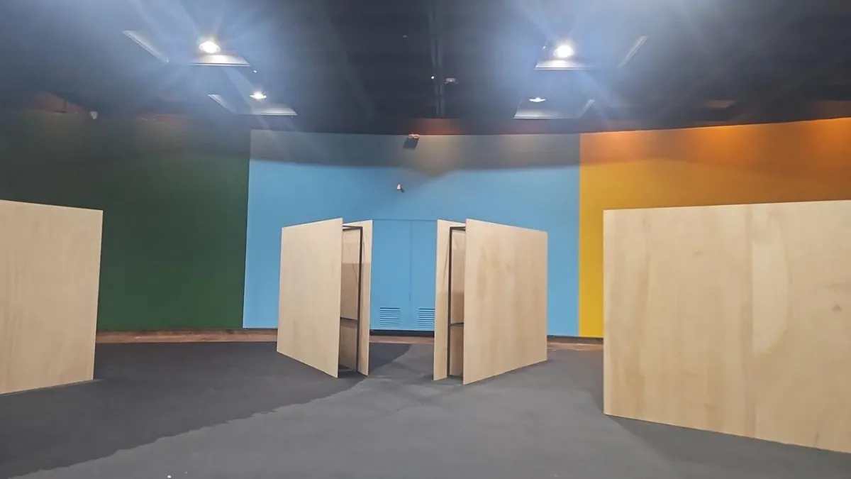 Sala expositiva montada pela Install com obras alinhadas e iluminação técnica dirigida
