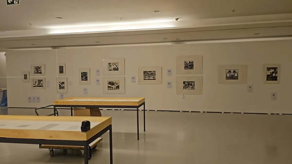 Obras emolduradas instaladas em parede expositiva com espaçamento regular