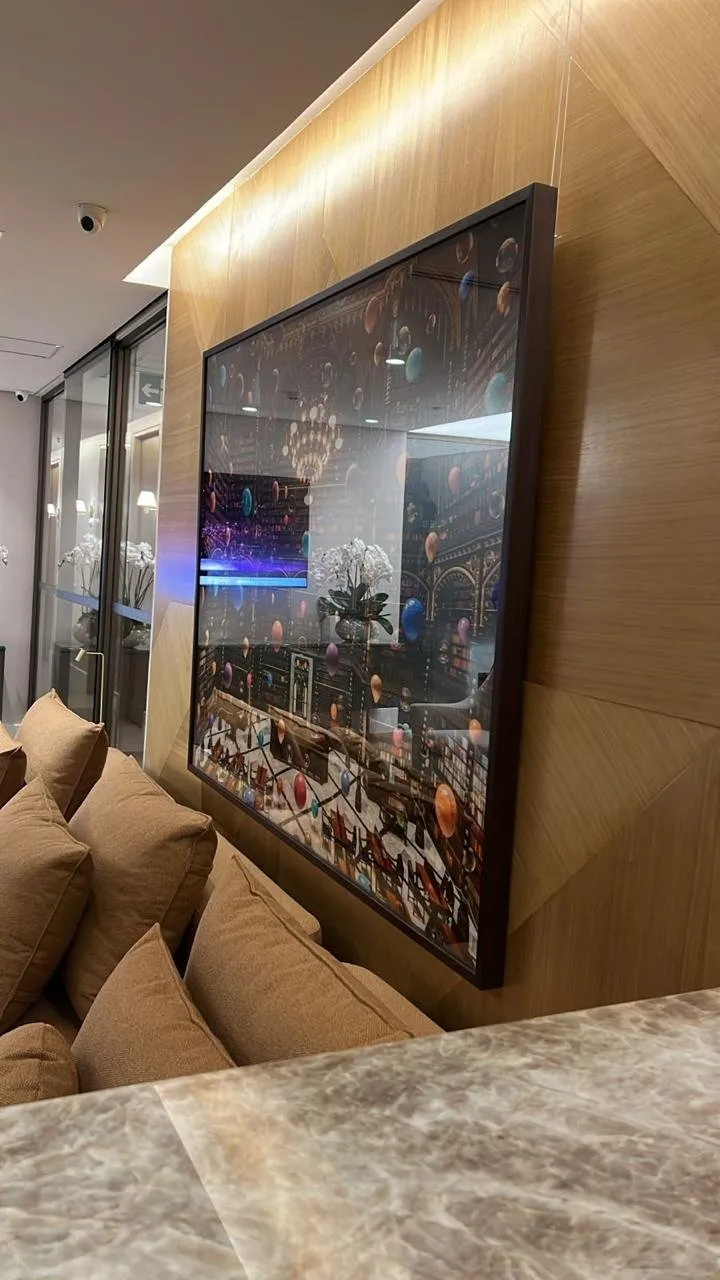 Montagem de exposição em centro cultural com percurso definido entre as peças